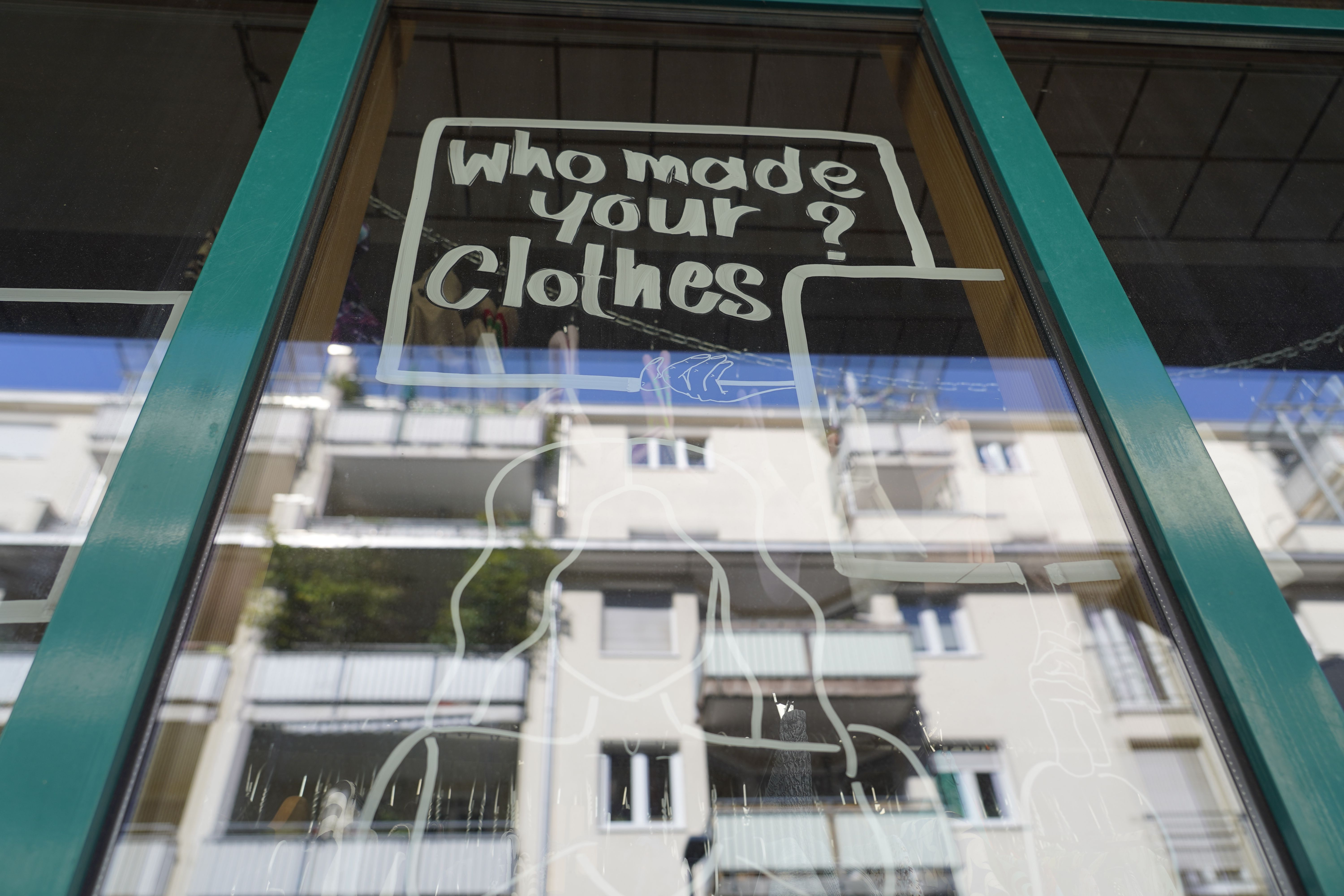 Schaufenster mit der Aufschrift 'Who made your clothes?' 