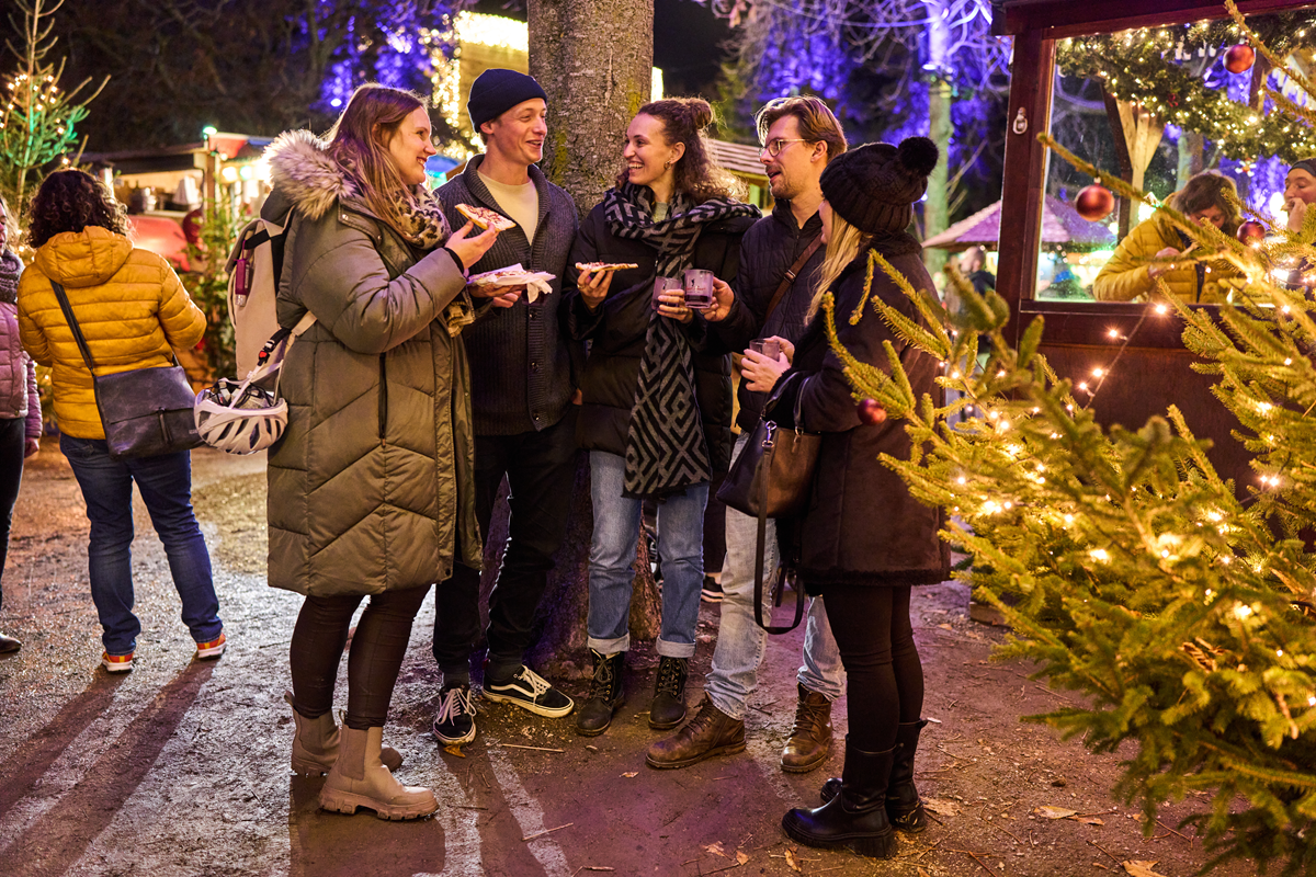 Gruppe auf dem Weihnachtsmarkt