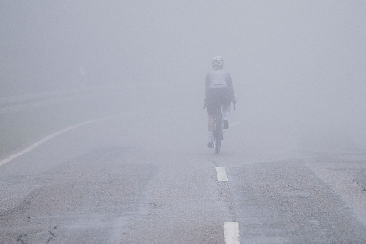Frau auf dem Gravelbike im Nebel