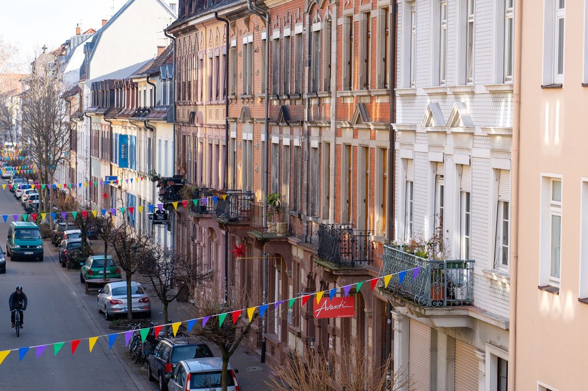 Straße in Freiburg mit Fasnets-Deko