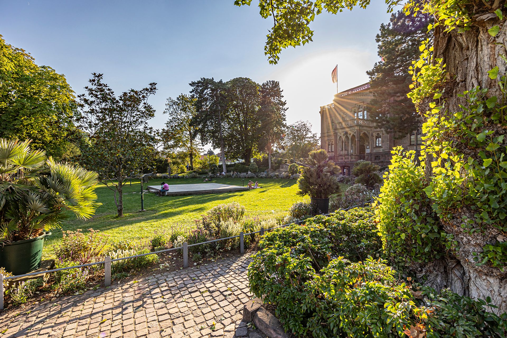 Colombipark im Sommer mit Colombischlösschen im Hintergrund 