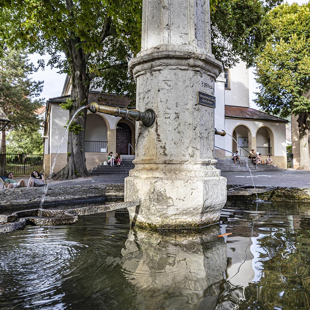 Brunnen Nahaufnahme Kirchplatz St Urban Herdern