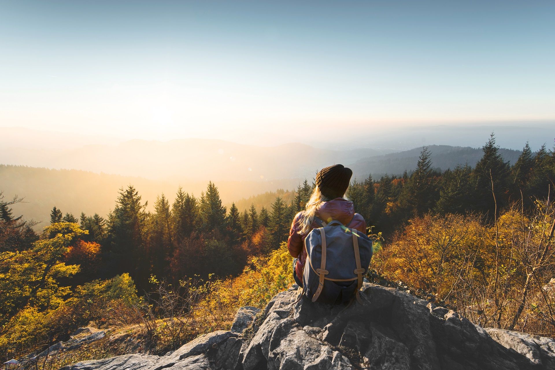 Wanderin genießt Panoramablick vom Schauinsland