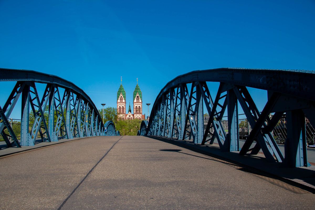 Die blaue Brücke im Stühlinger