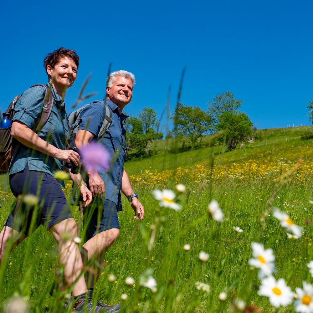 Paar wandert im Münstertal