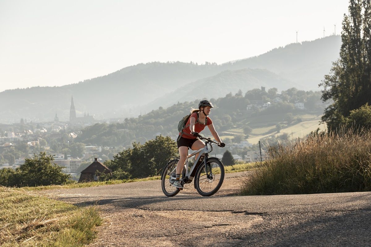 E-Bike Fahrerin auf dem Schauinsland