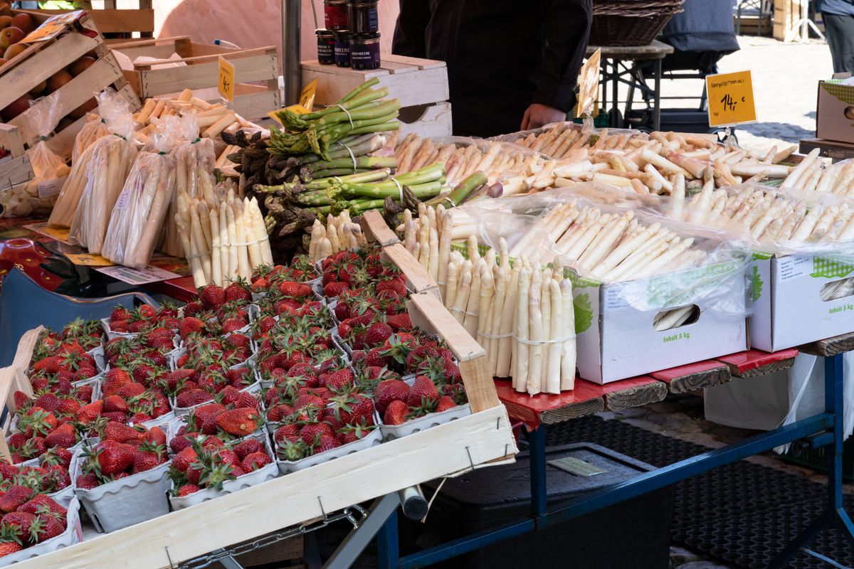 Erdbeeren und Spargel an einem Stand auf dem Münstermarkt