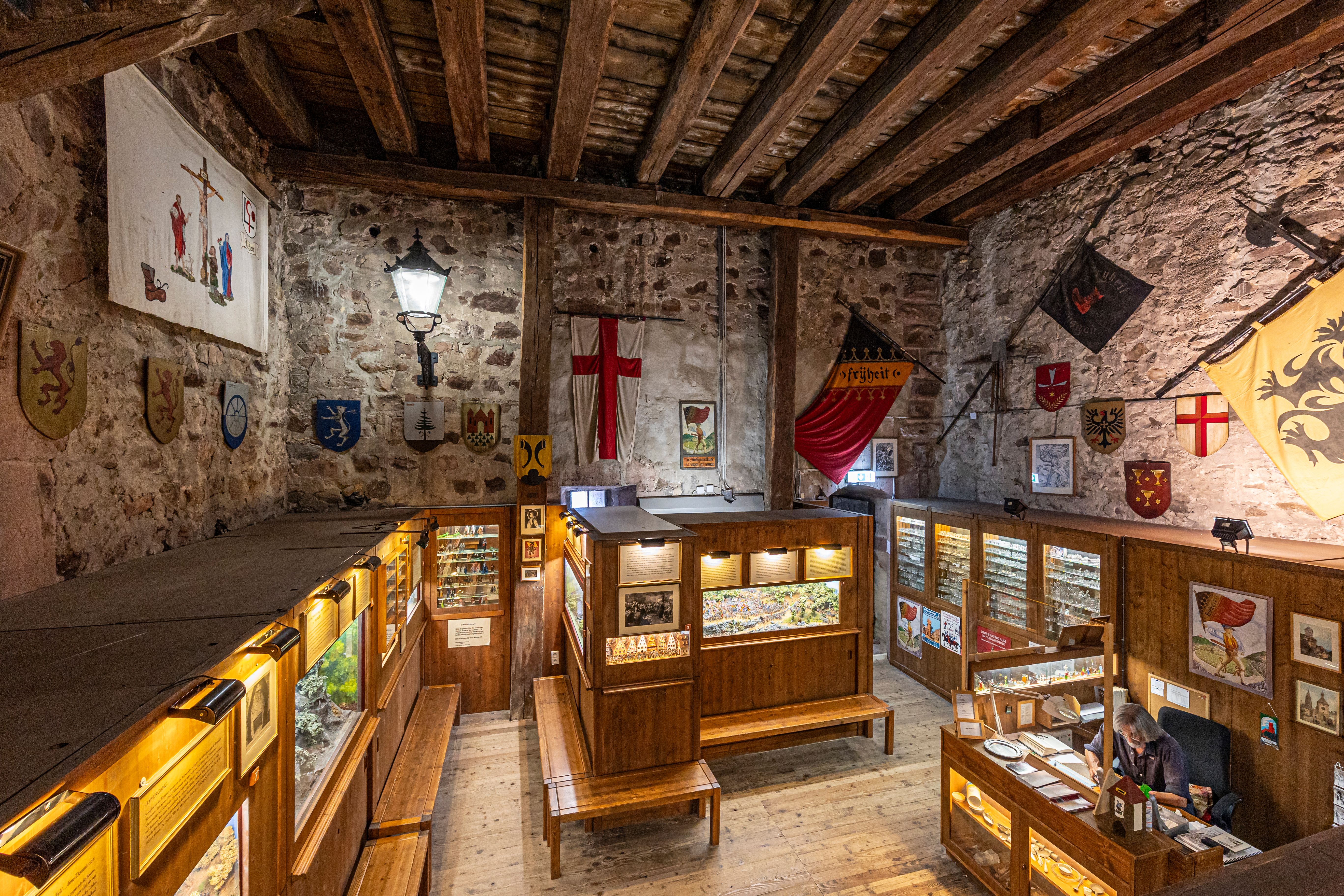Blick in den Ausstellungsraum der Zinnfigurenklause im Schwabentor. 