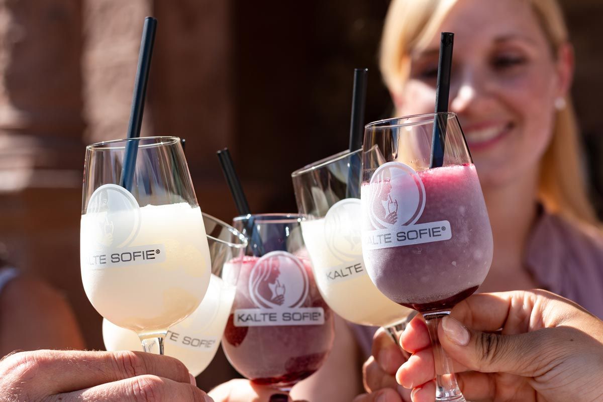 Anstoßen mit kalter Sofie auf dem Weinfest