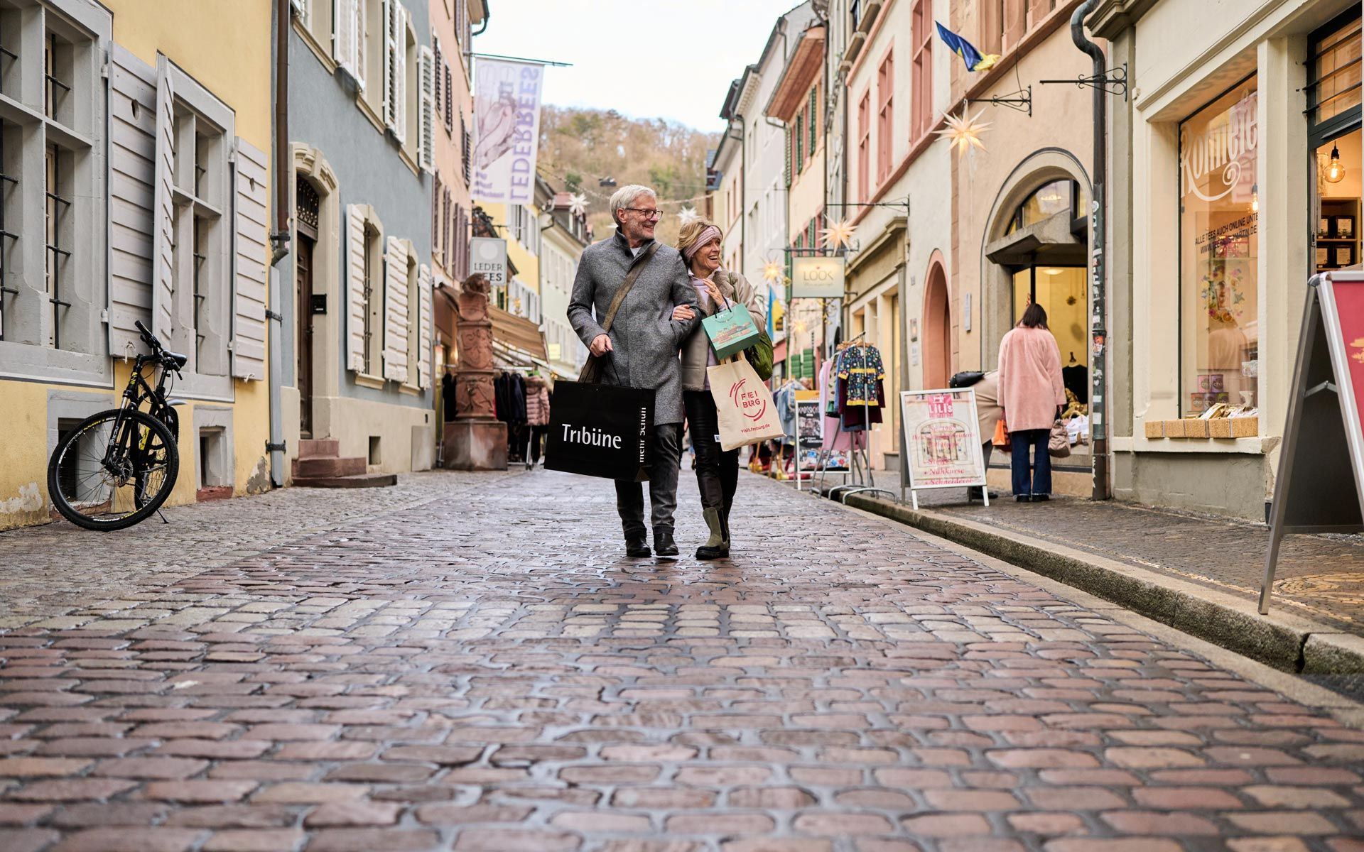 Paar beim Shopping in Freiburg