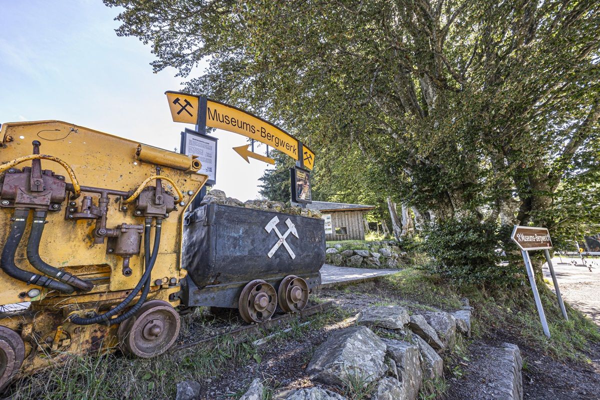 Wagen am Eingang im Museums-Bergwerk