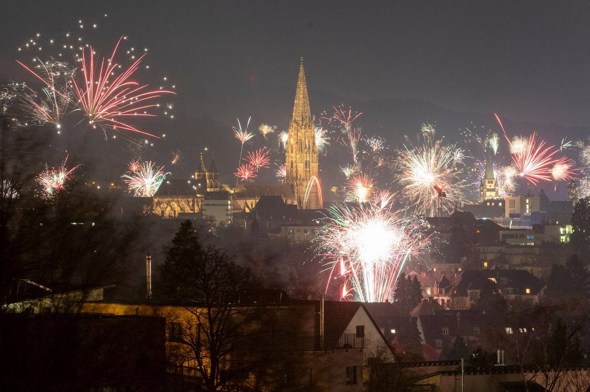 Feuerwerk über Freiburg und Blick auf das Münster
