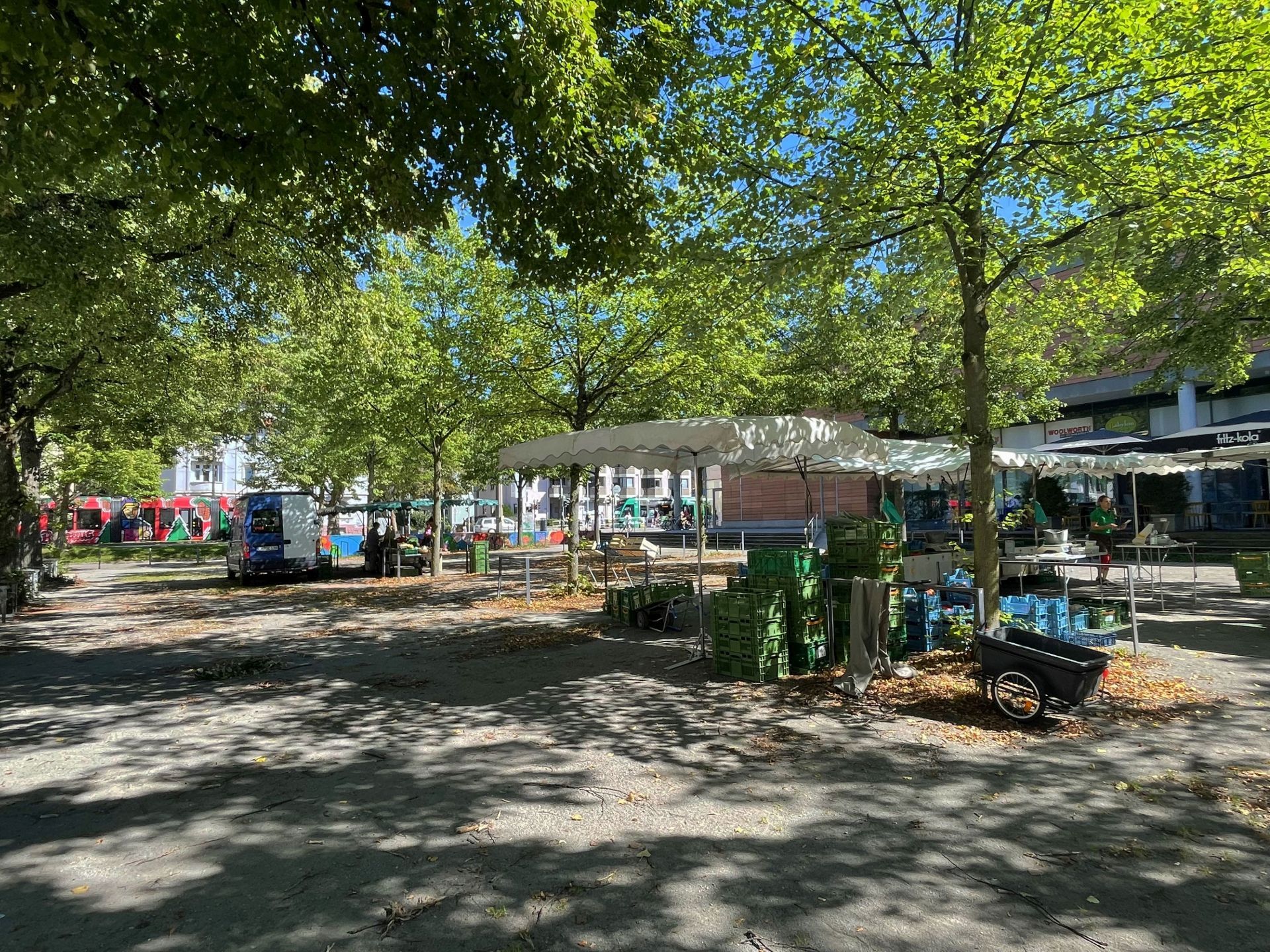 Markstand auf dem Wochenmarkt in Freiburg-Oberwiehre