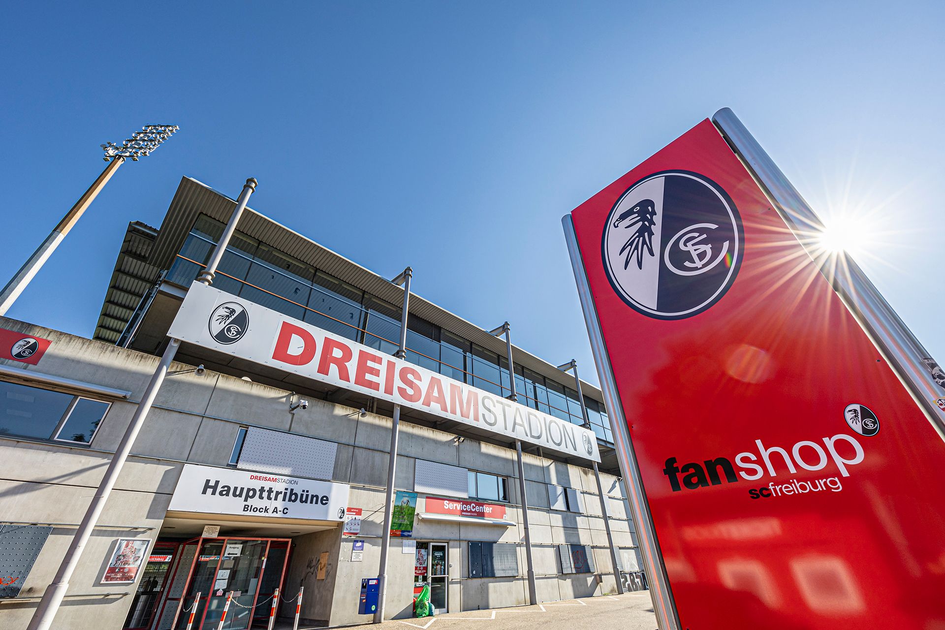 Dreisamstadion Außenansicht mit Eingang zur Haupttribühne und Service Center. 