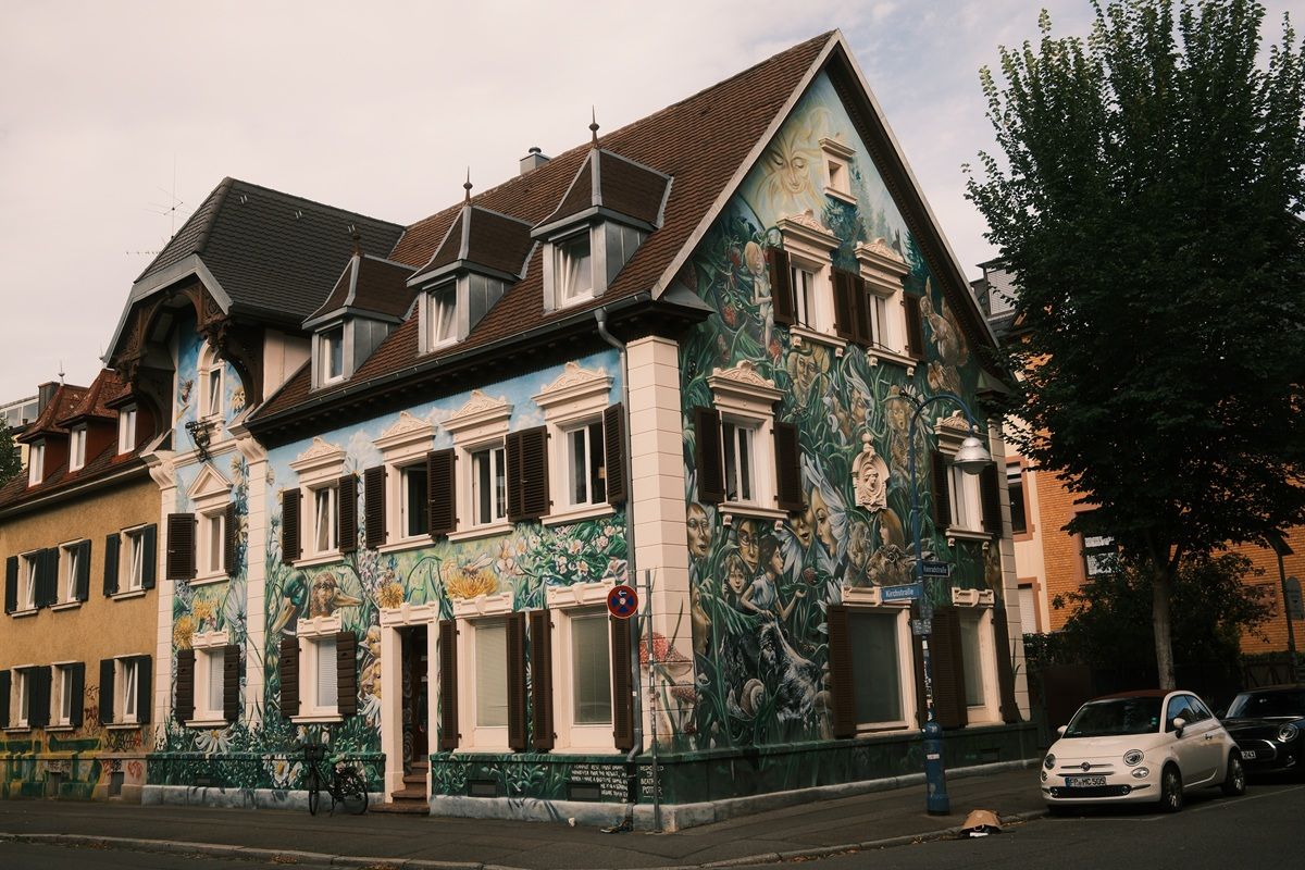Mit Graffiti verziertes Haus