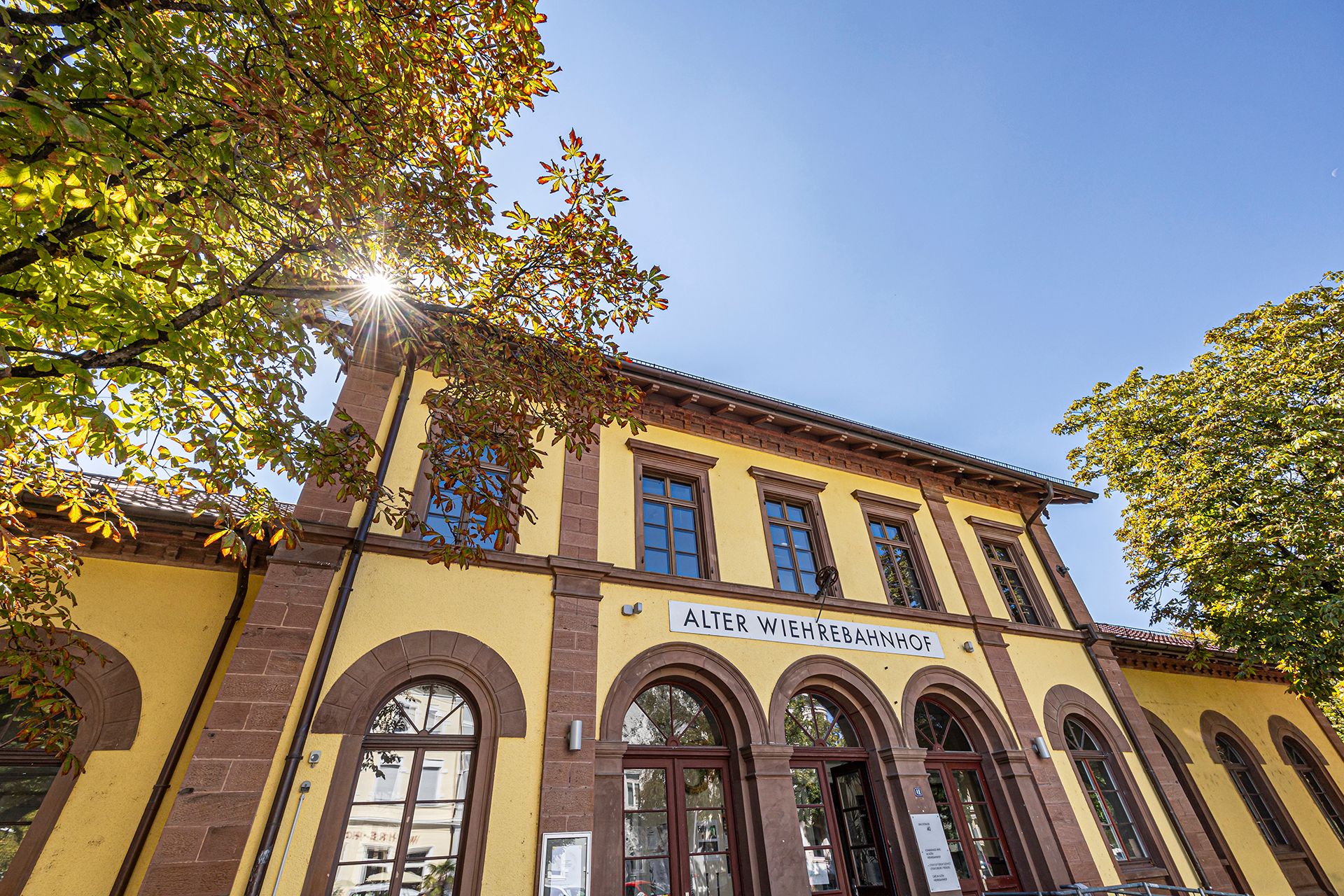Alter Wiehrebahnhof Frontfassade im Sommer mit blauem Himmel