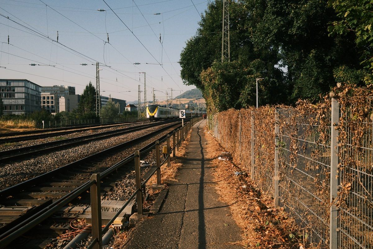 Zug fährt direkt am Gehweg vorbei