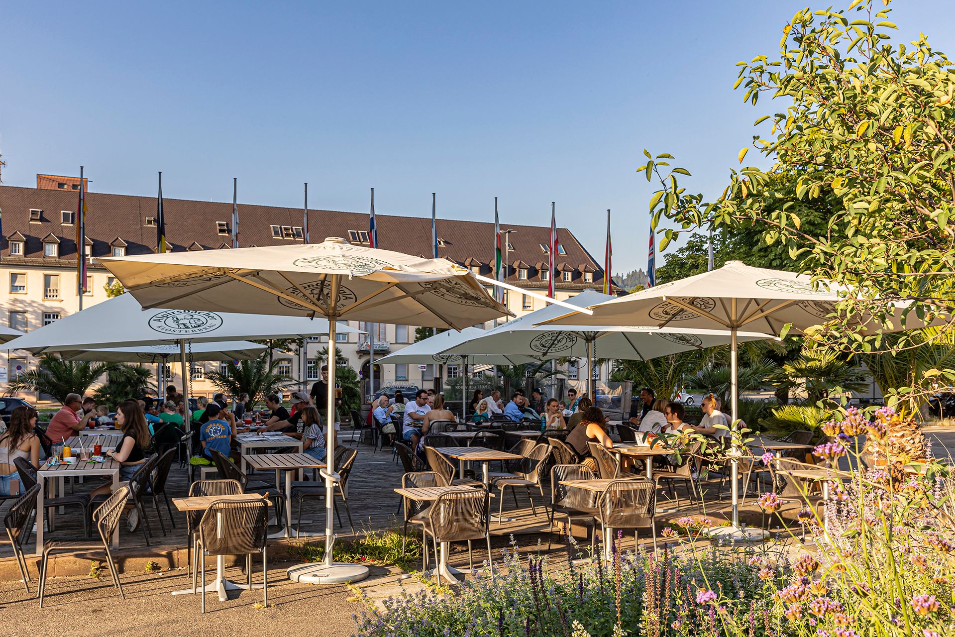 Außengastronomie auf dem Karlsplatz. 