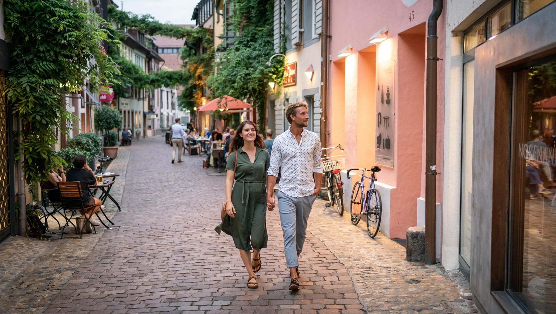 Paar geht in der Konviktstraße in Freiburg shoppen