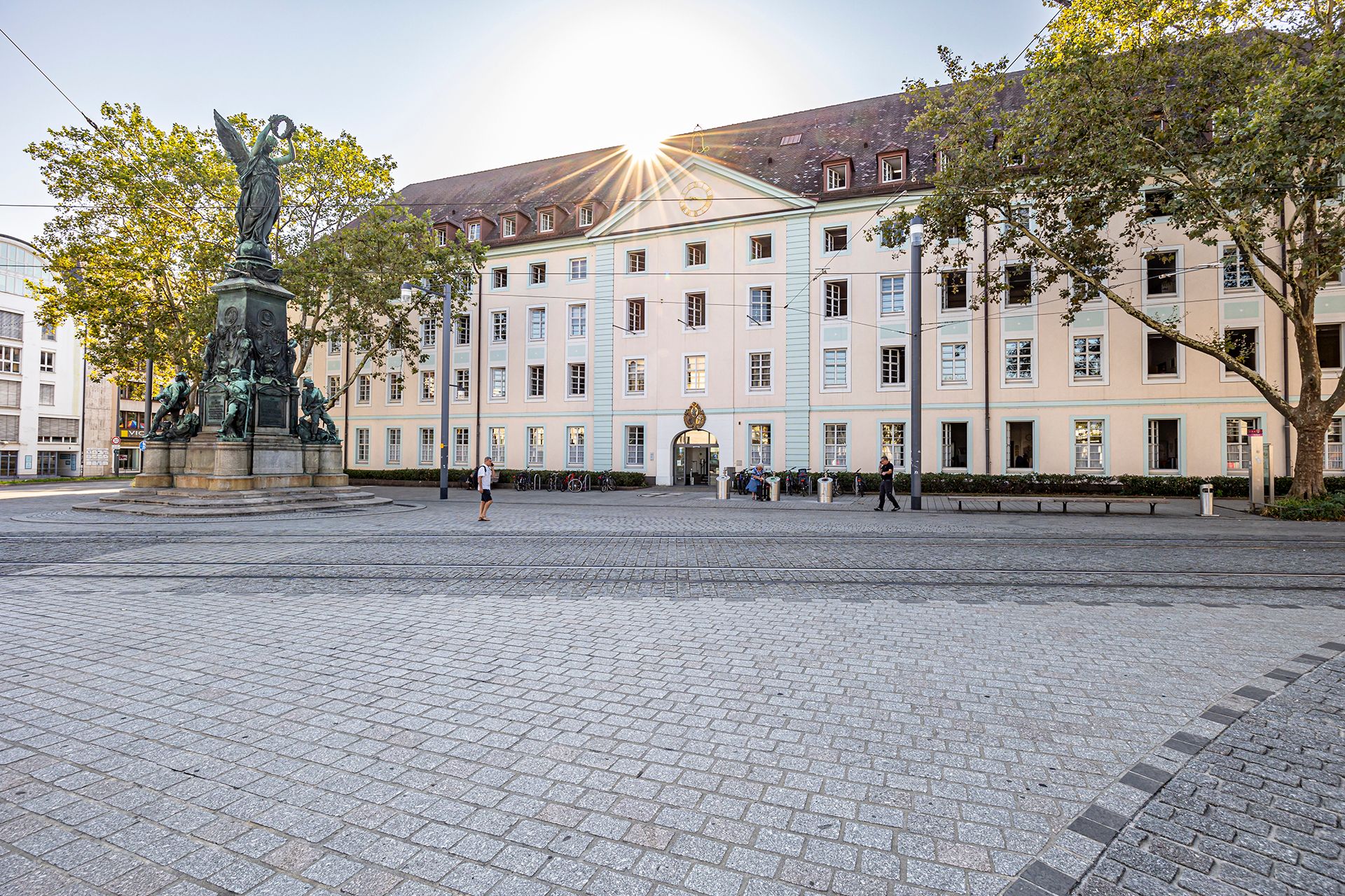 Das Siegesdenkmal mit der Karlskaserne