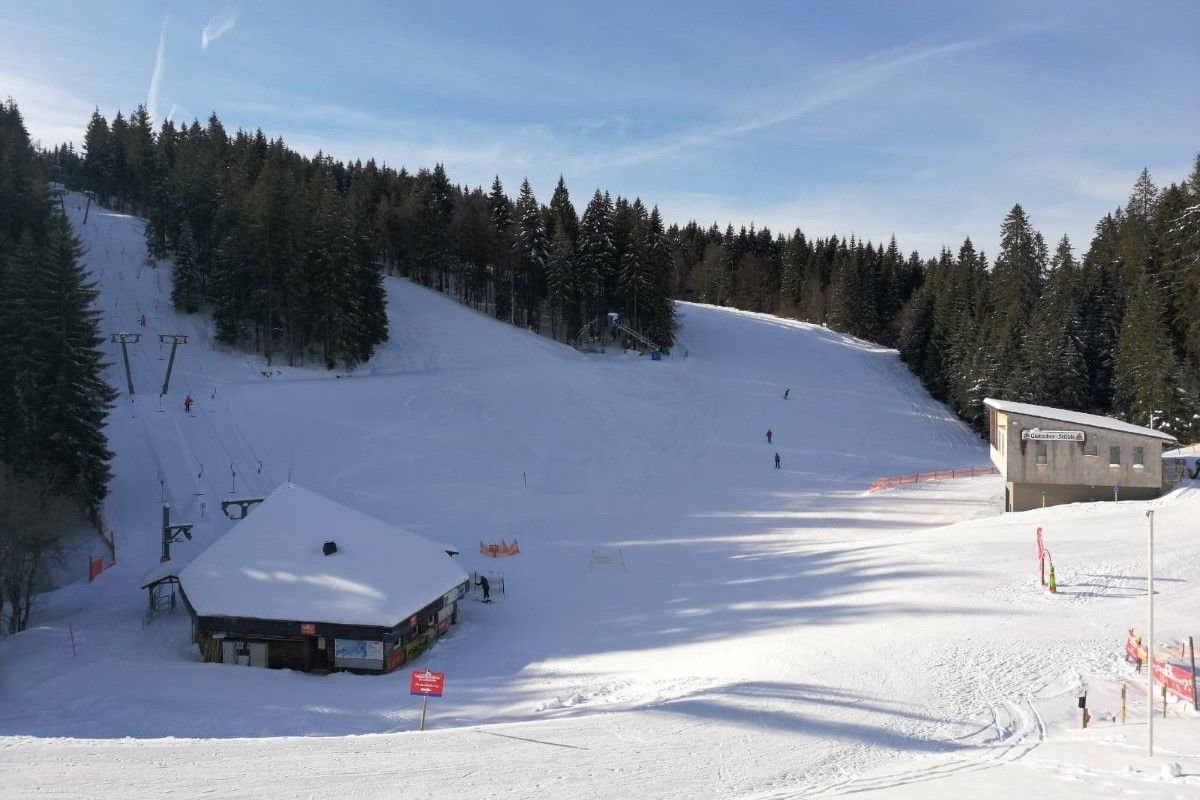 Bild aus der Ferne auf den Notschrei Skilift mit Hütte 