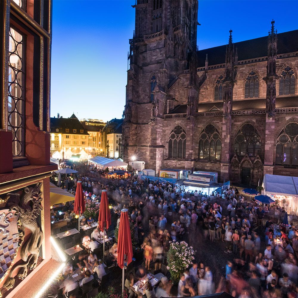 Freiburg Weinfest bei Nacht mit Blick auf das Münster