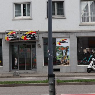 Fahrradgeschäft Zweirad Hanser in Freiburg mit Schaufenstern, Rollern und Fahrrädern. 