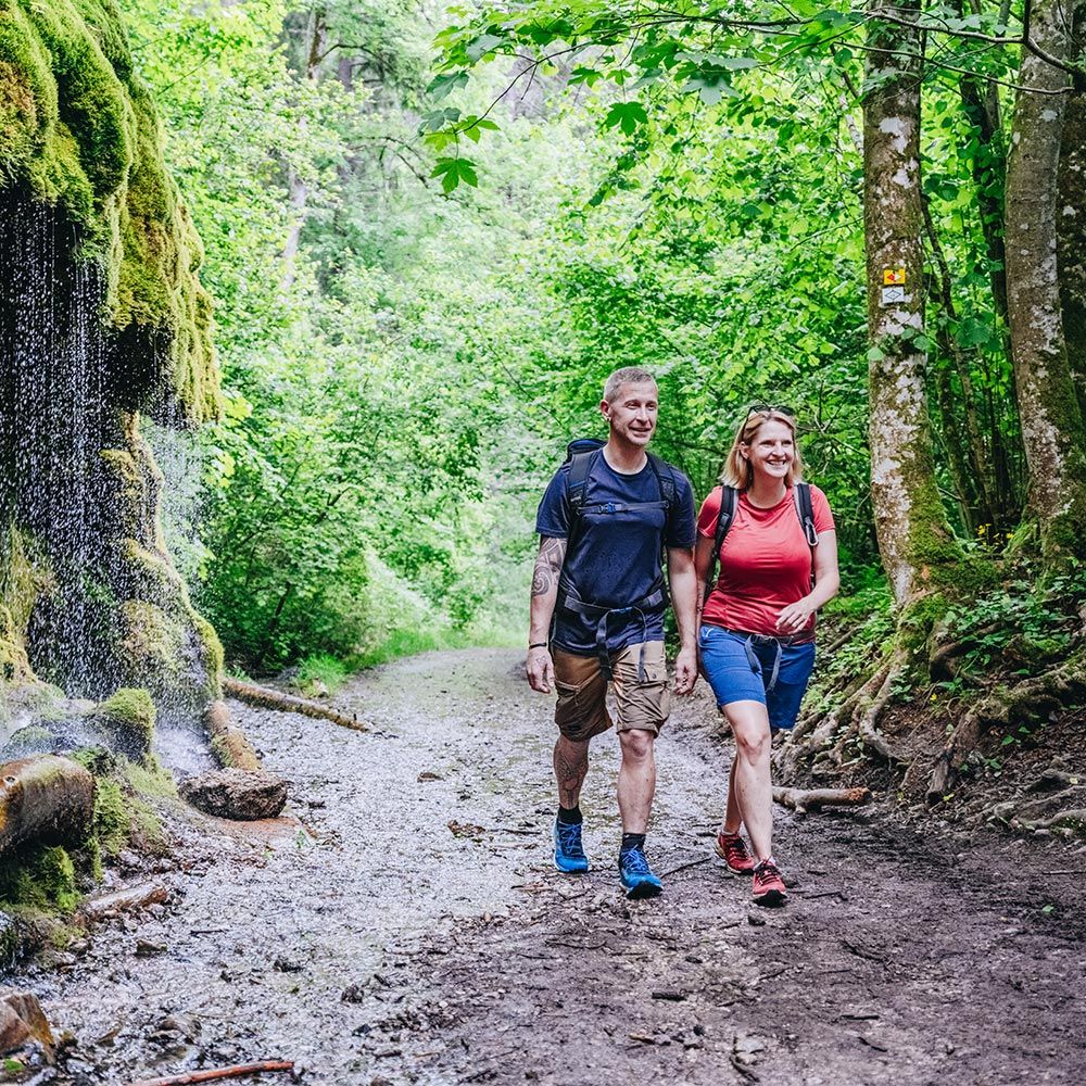 Pärchen wandert beim Dietfurter Wasserfall