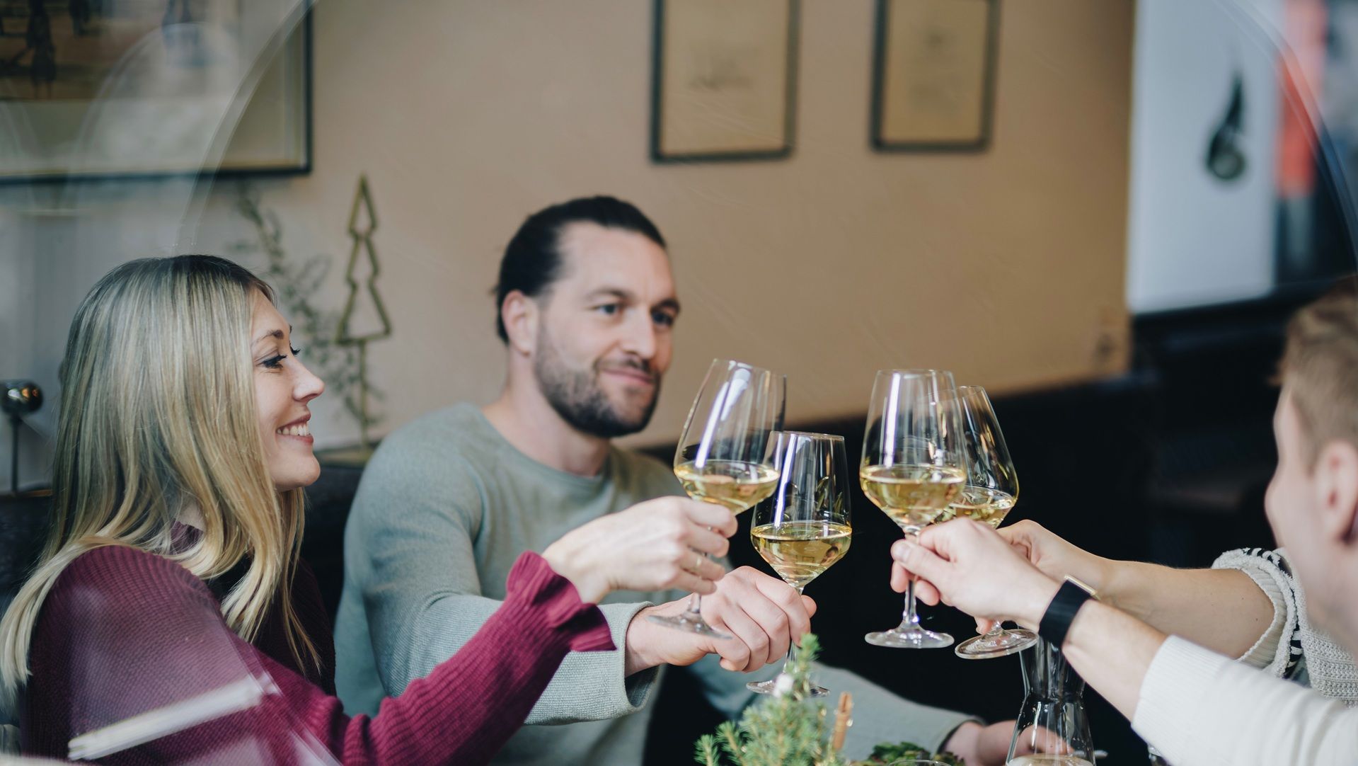 Freundesgruppe trinkt Wein