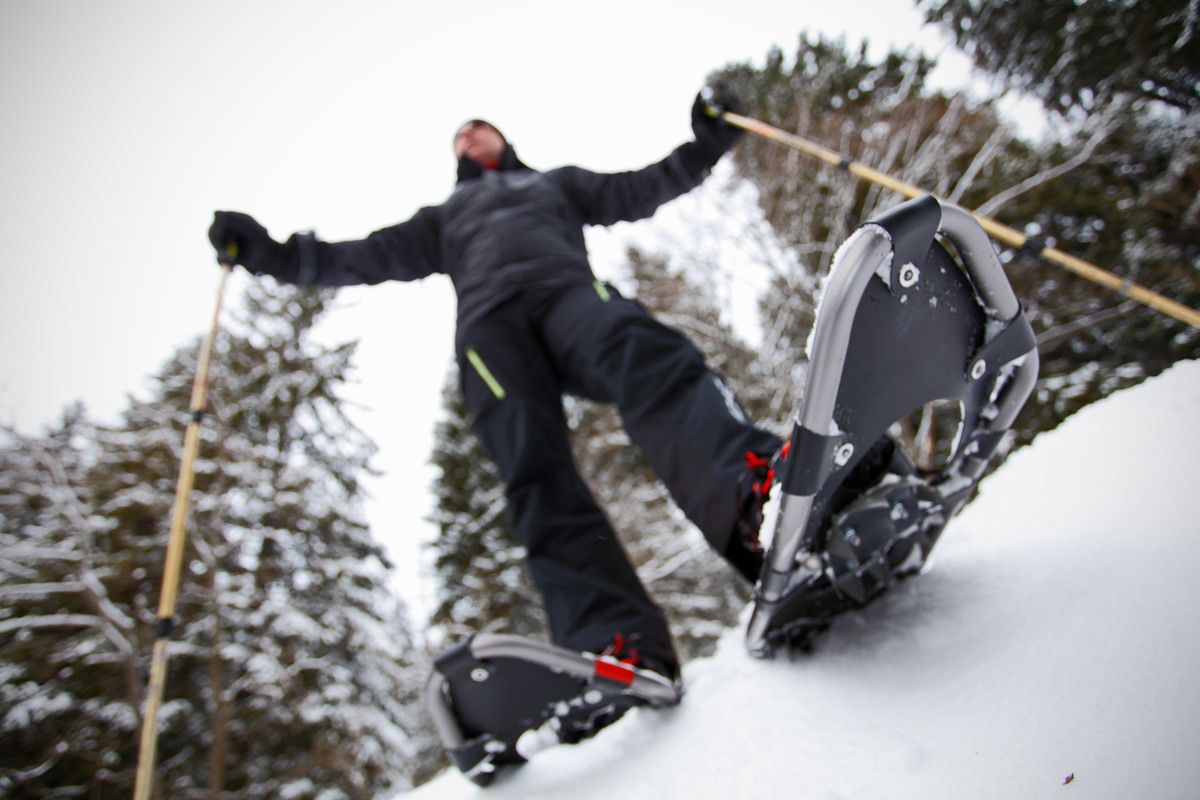 Person mit Schneeschuhen von unten fotografiert 