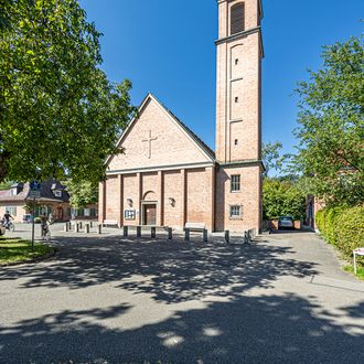 Frontansicht der Friedenskirche