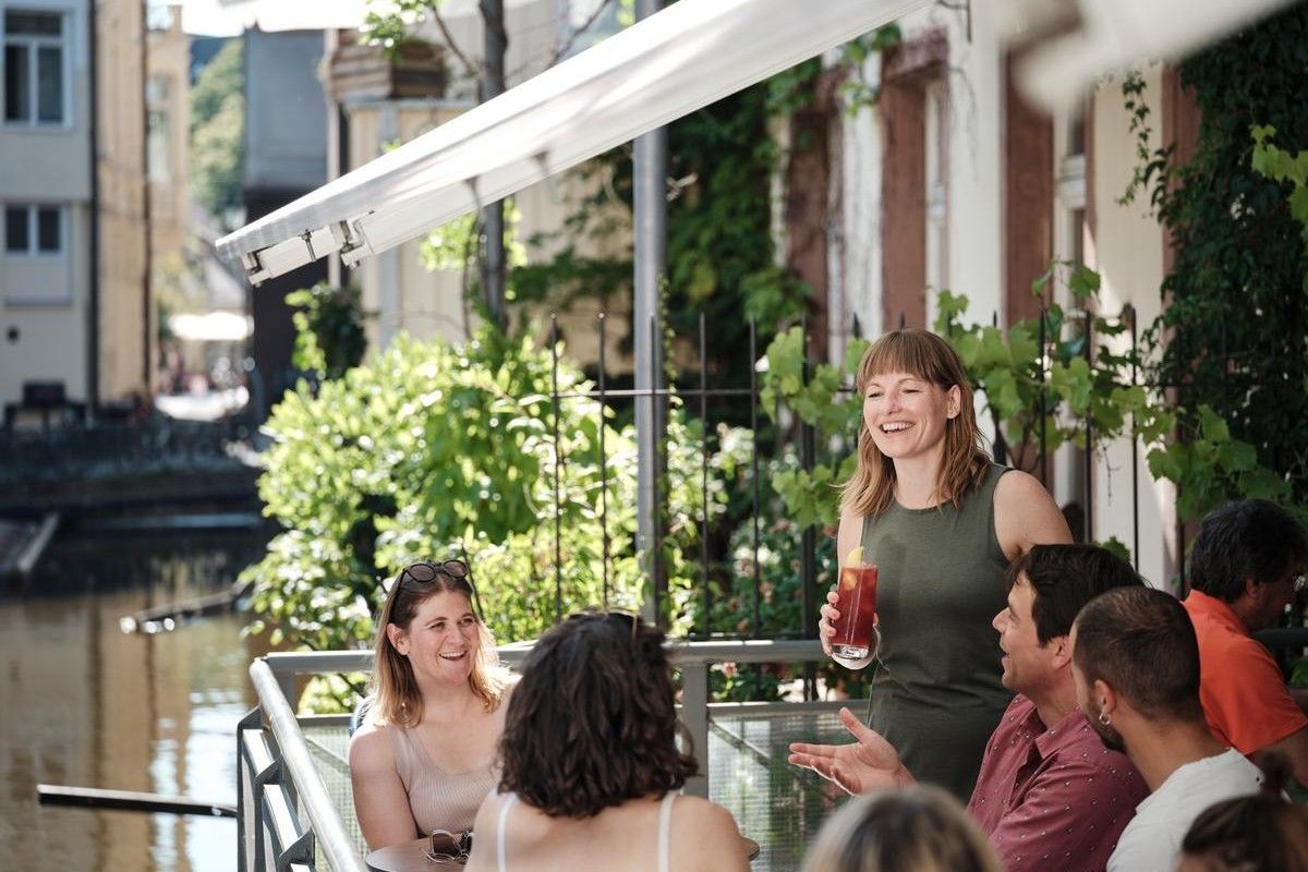 Eine Gruppe Personen bei schönem Wetter im Au Contraire