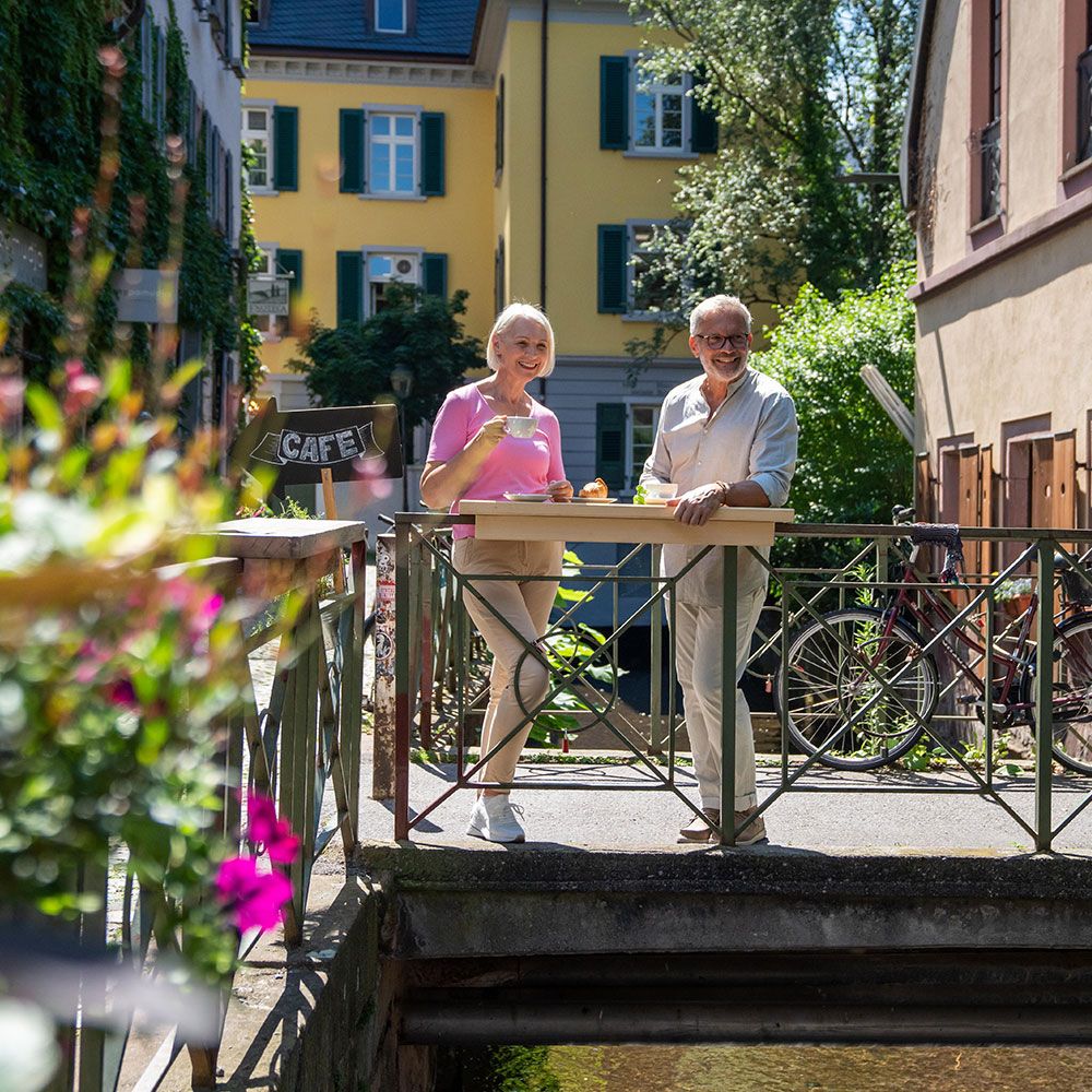 Paar besichtigt Freiburg Sichelschmiede
