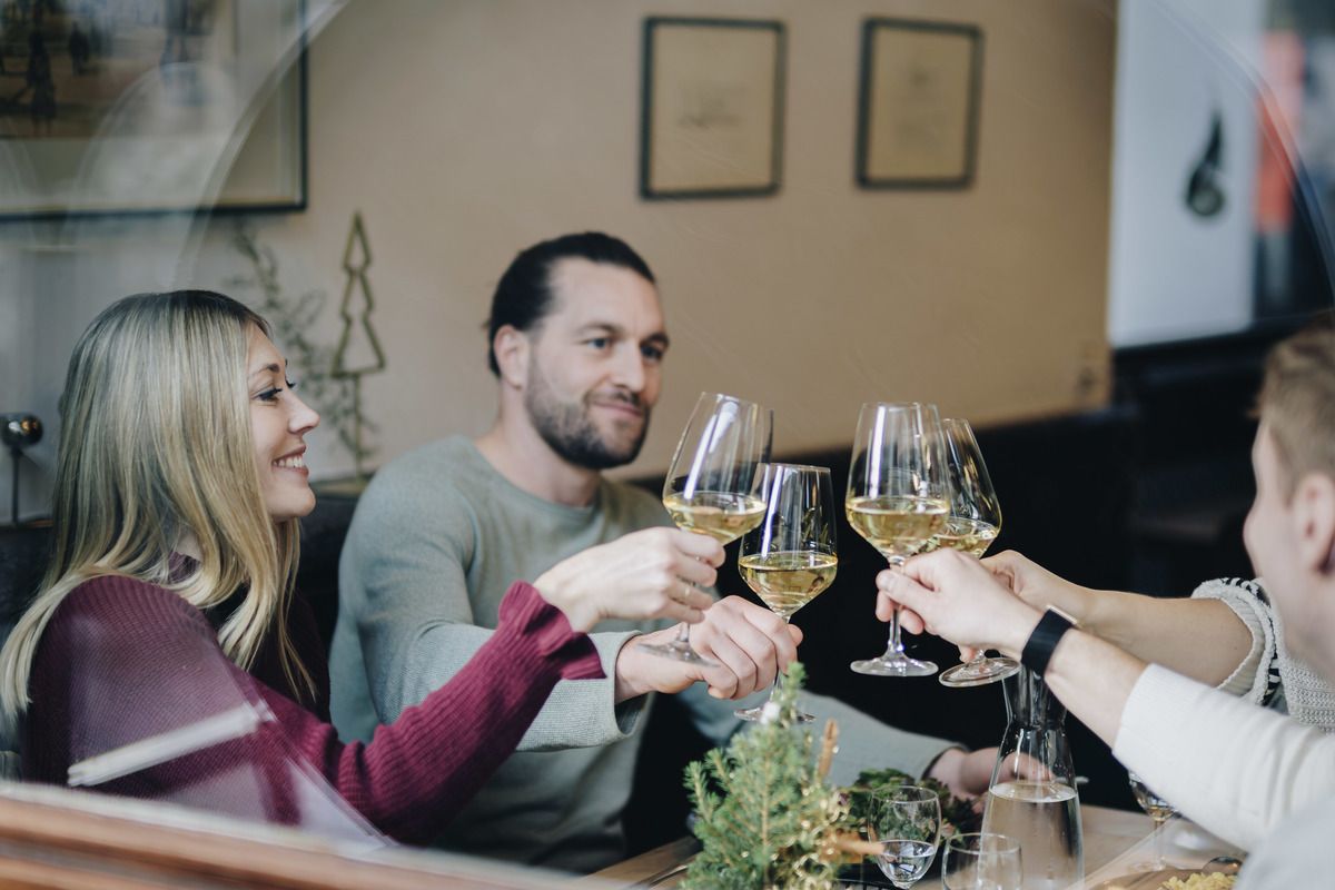 Freunde genießen einen gemeinsamen Abend im Restaurant