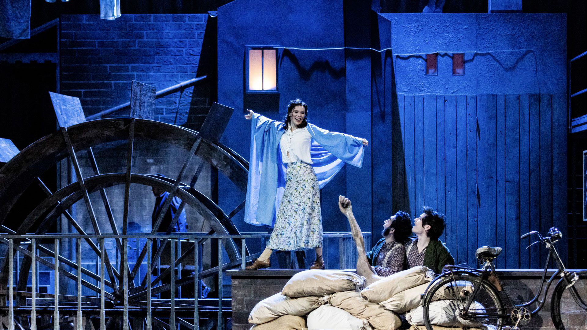 Freiburg Theater Aufführung Frau mit blauem Schal