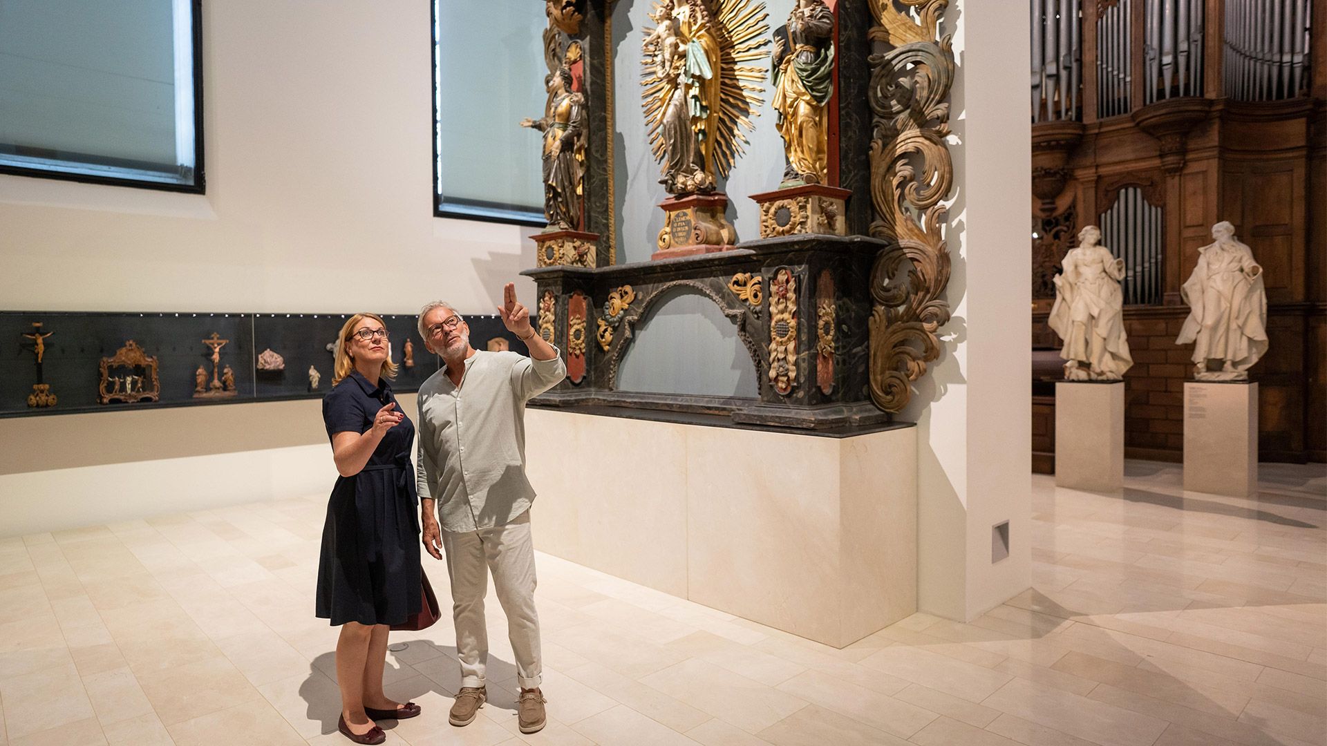 Paar besichtigt das Augustinermuseum Freiburg