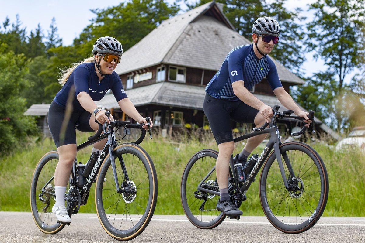 Rennradfahrer und Hütte am Schauinsland