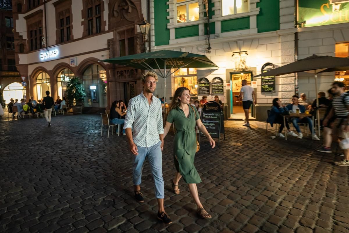 Ein Paar schlendert nachts durch das Bemudadreieck 