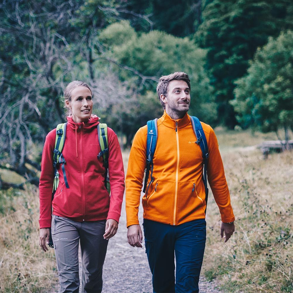 Pärchen in Outdoorkleidung wandern am Feldsee im Schwarzwald