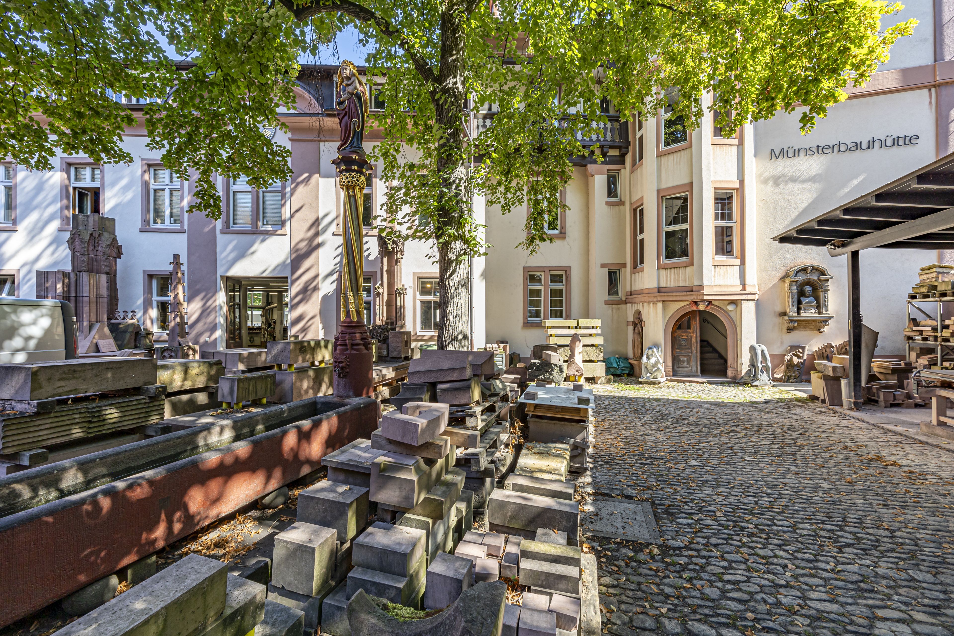Innenhof der Münsterbauhütte in Freiburg.
