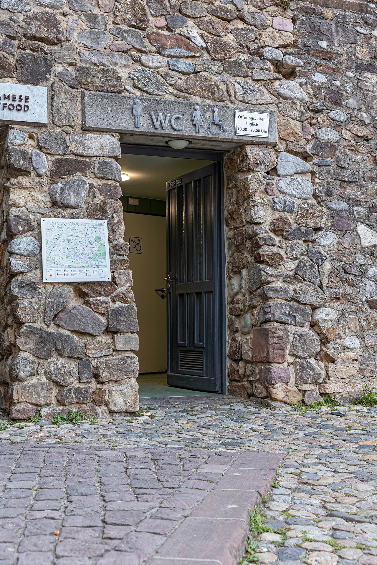 Eingang der Öffentlichen Toilettenanlage am Augustinerplatz 