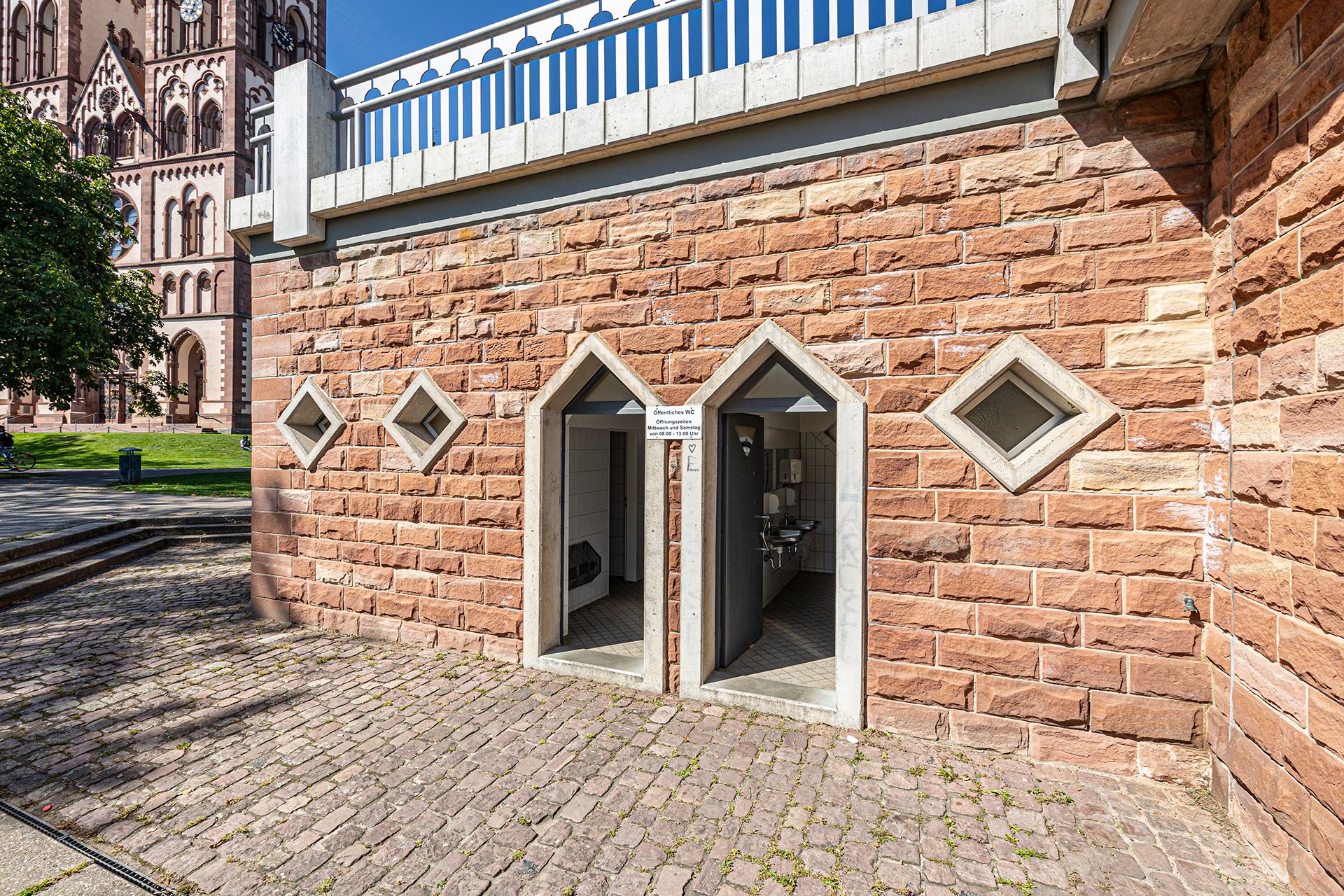Eingang Öffentliche Toiletten am Stühlinger Kirchplatz 