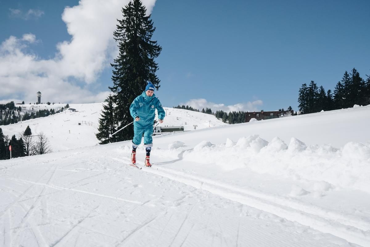 Mann beim Langlauf auf dem Feldberg 