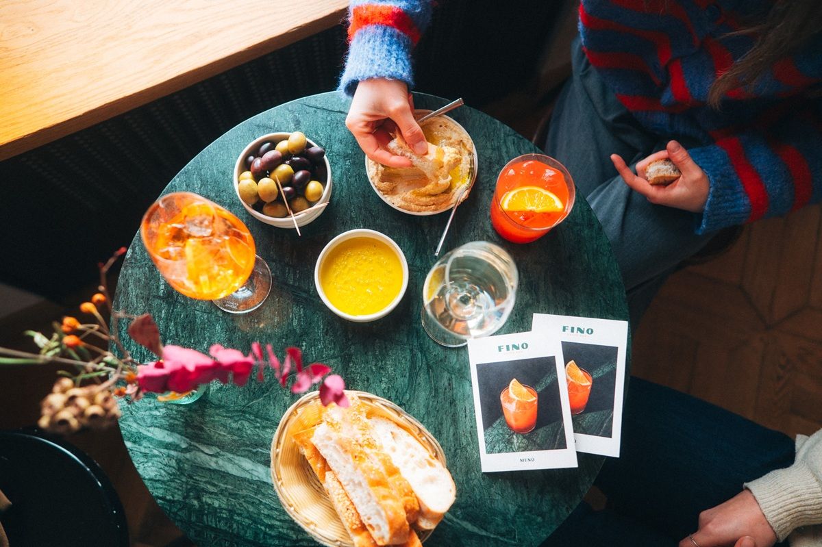 Tisch mit Getränken und Snacks in einer Bar