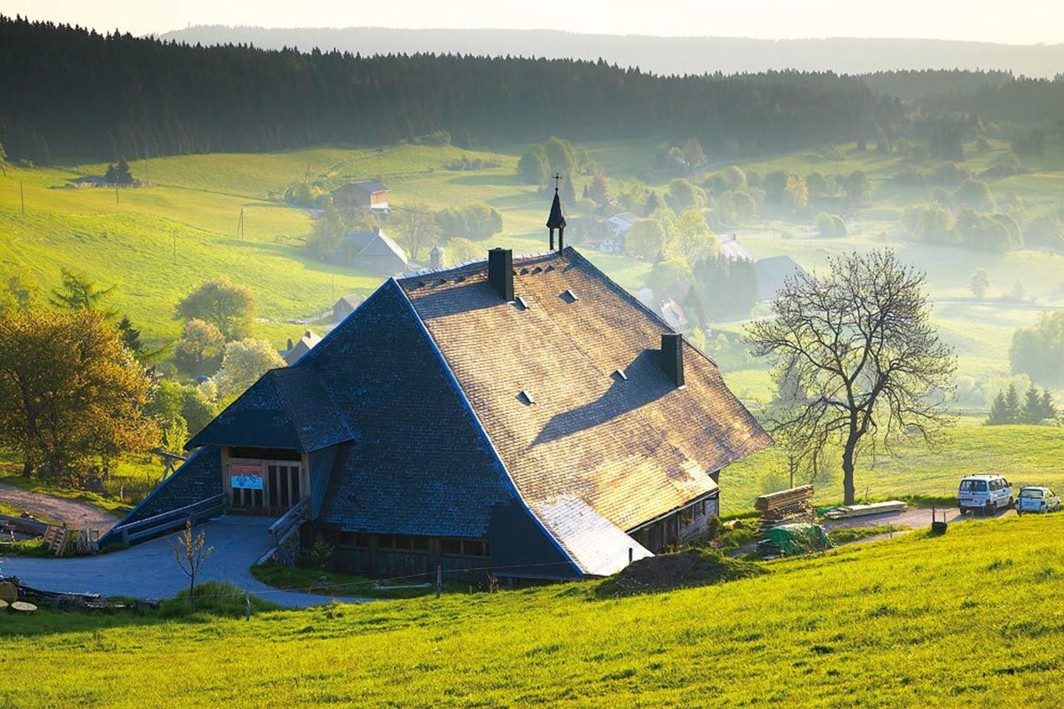 Schwarzwaldhof in Lenzkirch bei Sonnenaufgang