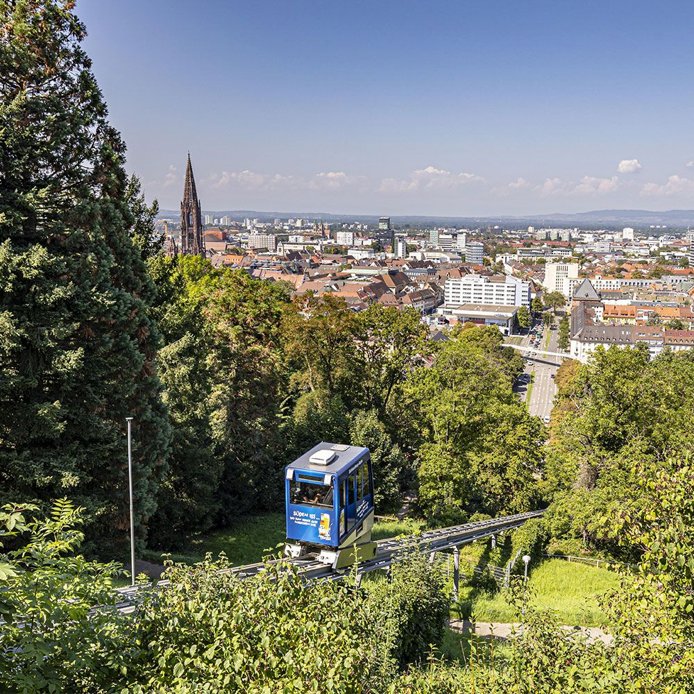 Schlossbergbahn Freiburg in Sonnenschein mit blauem Himmel