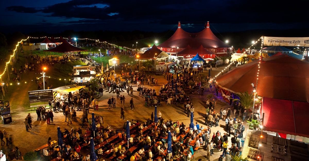 Blick von oben auf das Zelt-Musik-Festival 