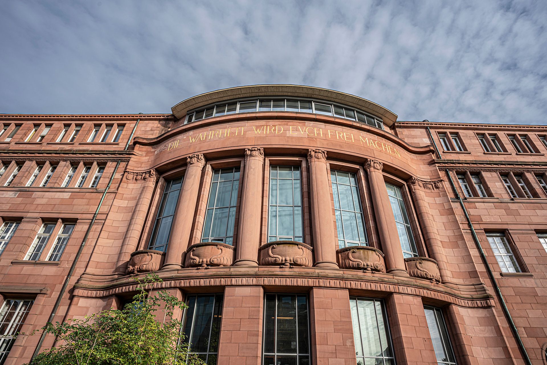 Gebäude der Universität Freiburg mit roter Fassade