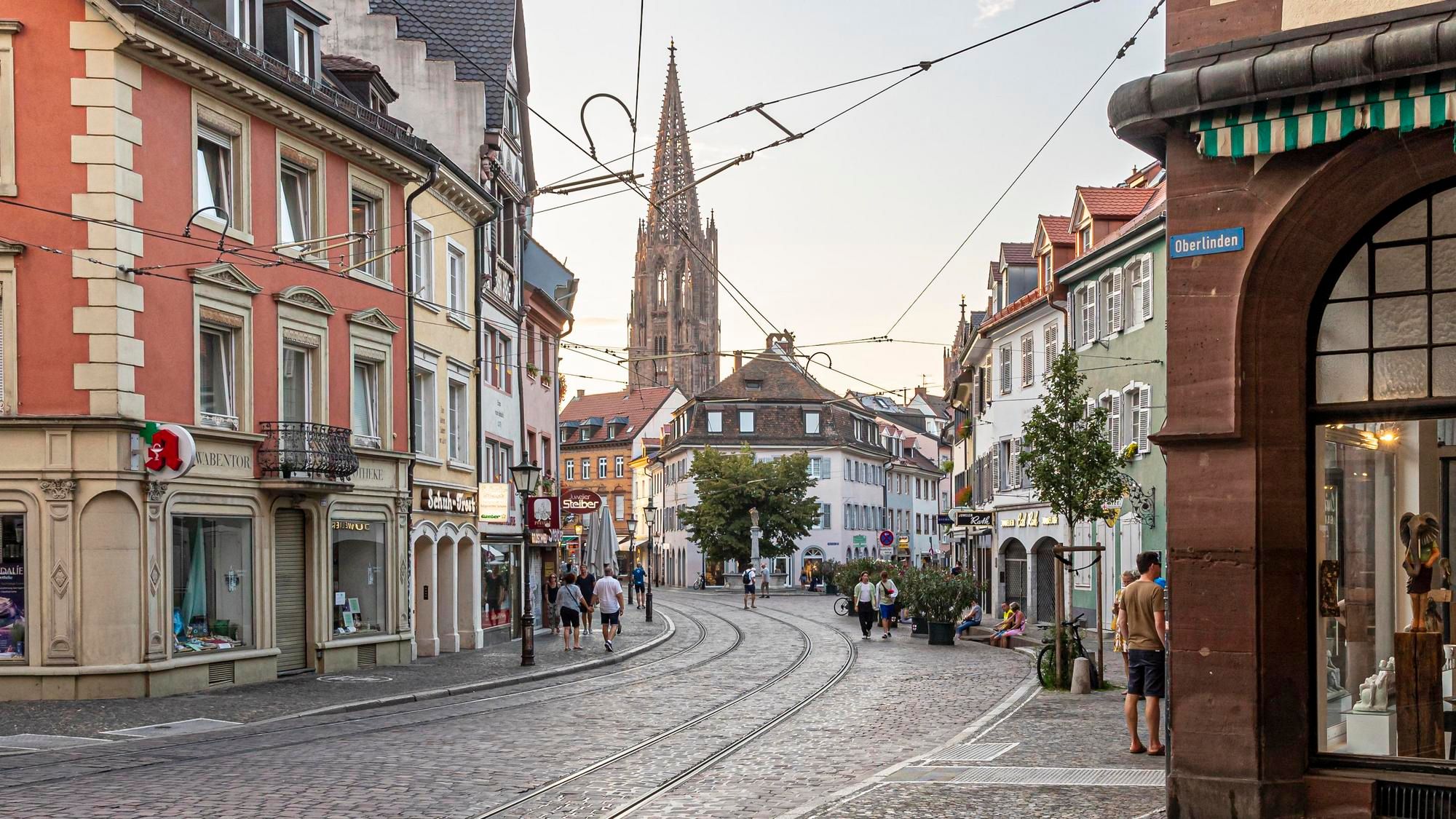 Freiburg-Oberlinden mit der namensgebenden Linde im Mittelpunkt.