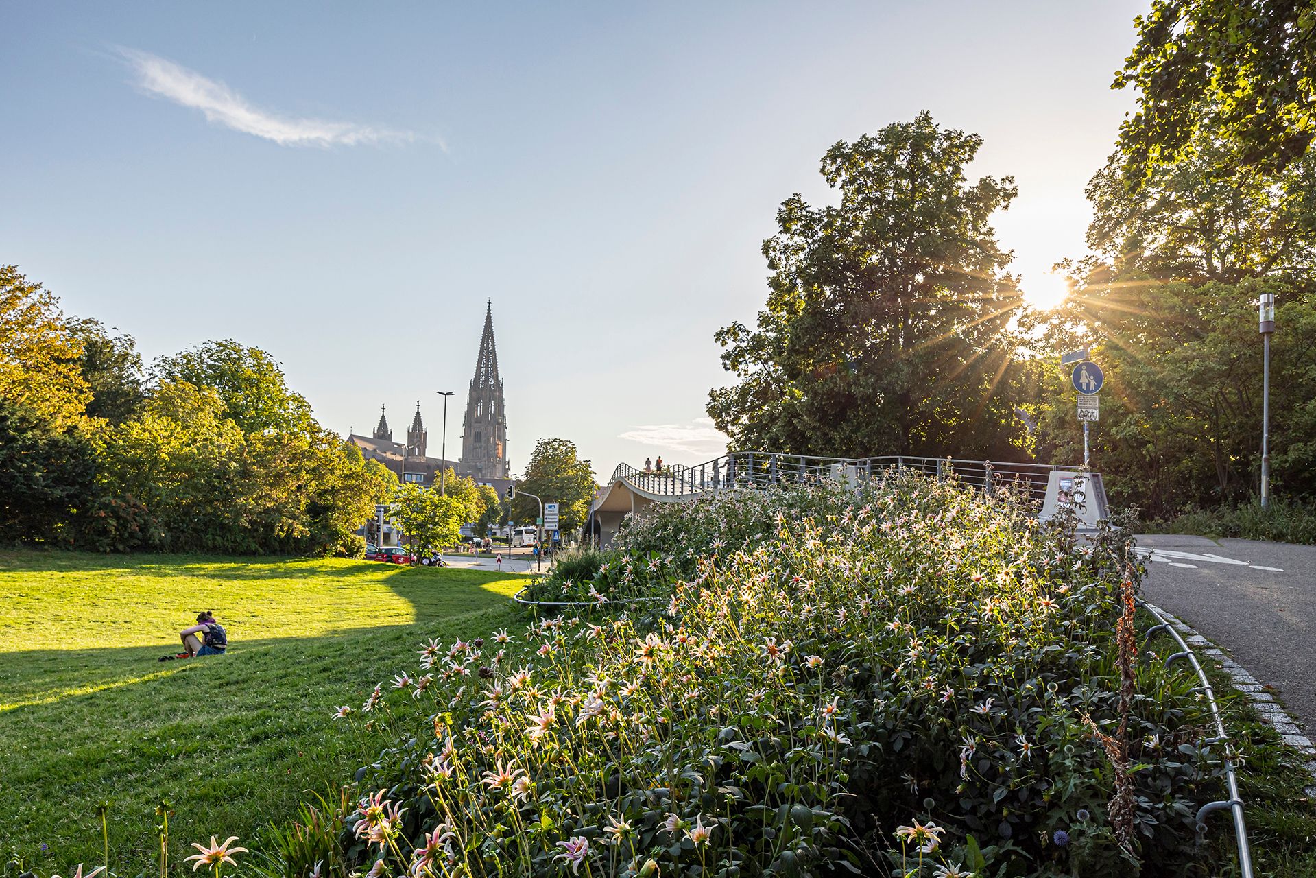 Stadtgarten mit Karlssteg und Blick auf den Münsterturm